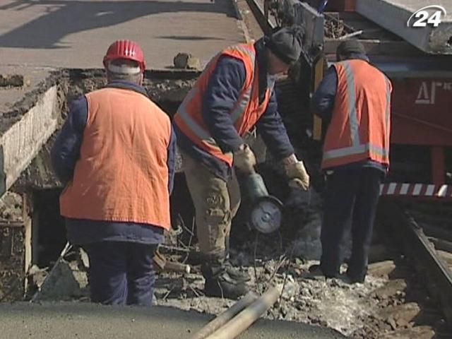 Платформу на "Вышгородской" станции экстренно ремонтируют Платформу на "Вышгородской" станции экстренно ремонтируют