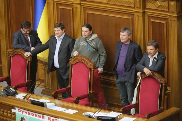 Опозиція блокує трибуну ВР (Фото)