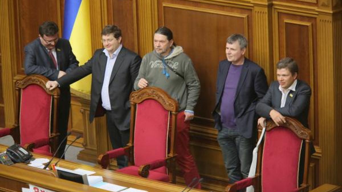 Оппозиция блокирует трибуну ВР (Фото) Оппозиция блокирует трибуну ВР (Фото)