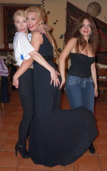 Кума Тимошенко подержалась за ягодицы певицы Камалии Кума Тимошенко подержалась за ягодицы певицы Камалии