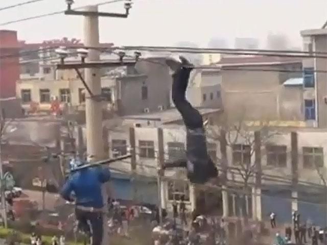Пьяный китаец завис на высоковольтных проводах (Видео) Пьяный китаец завис на высоковольтных проводах (Видео)