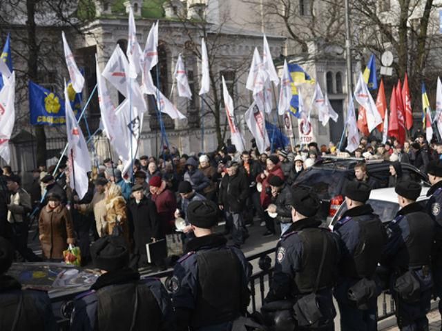 Регионалок забросали снегом и землей под возгласы "Проститутки!"