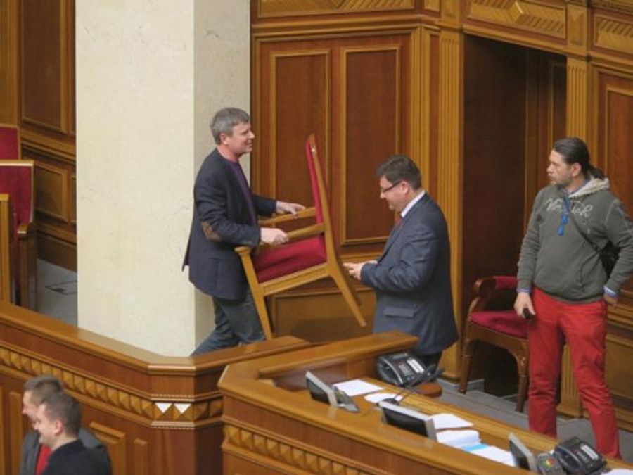 Оппозиционер: Раду не разблокируем, пока не объявят выборы в Киеве Оппозиционер: Раду не разблокируем, пока не объявят выборы в Киеве