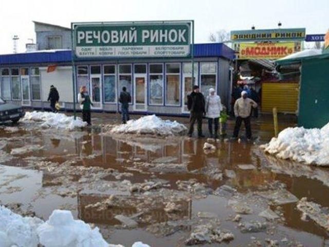 В Укргидрометцентре говорят, что наводнения не будет. А в Киеве из-за воды - пробка