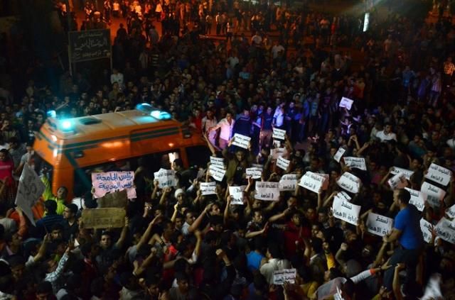 Тисячі студентів протестують в Каїрі Тисячі студентів протестують в Каїрі