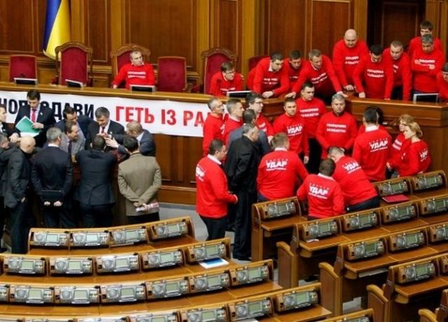 Регіонали і опозиція не домовились: блокування трибуни посилили Регіонали і опозиція не домовились: блокування трибуни посилили