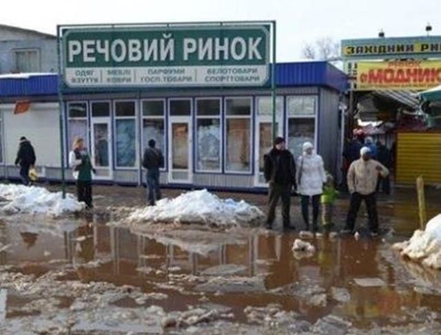 У Києві вода протікає в метро і затоплює автобусні зупинки У Києві вода протікає в метро і затоплює автобусні зупинки