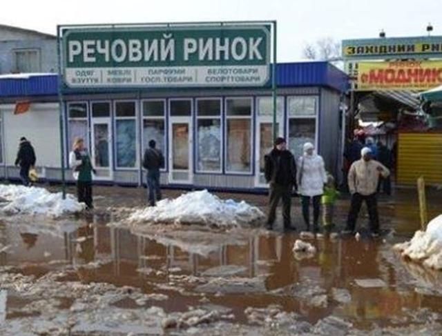 У Києві вода протікає в метро і затоплює автобусні зупинки 