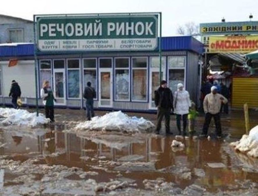 У Києві вода протікає в метро і затоплює автобусні зупинки 