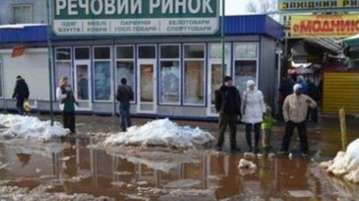 У Києві вода протікає в метро і затоплює автобусні зупинки У Києві вода протікає в метро і затоплює автобусні зупинки