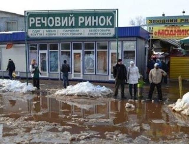 В Киеве вода протекает в метро и затапливает автобусные остановки