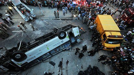 В Бразилии автобус упал с моста в центре города. 7 погибших В Бразилии автобус упал с моста в центре города. 7 погибших