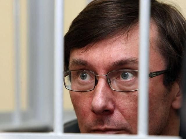 Луценко: Снять Януковича даже Майданом невозможно