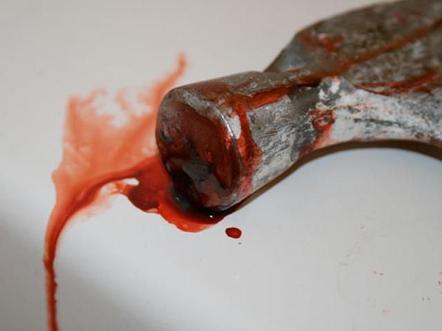 У Дніпропетровську бабуся вбила малолітнього внука молотком, а сама повісилася У Дніпропетровську бабуся вбила малолітнього внука молотком, а сама повісилася