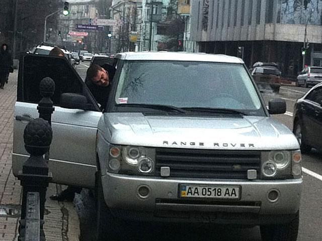 Янукович-молодший не має машини, зате має гараж Янукович-молодший не має машини, зате має гараж