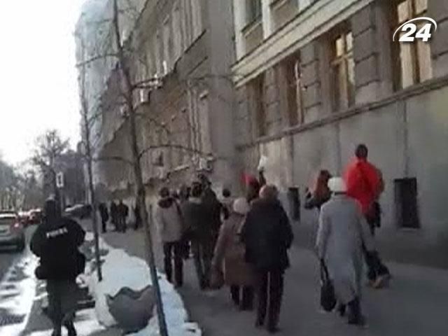 Міліція порушила справу стосовно обкиданих сніжками регіоналок Міліція порушила справу стосовно обкиданих сніжками регіоналок