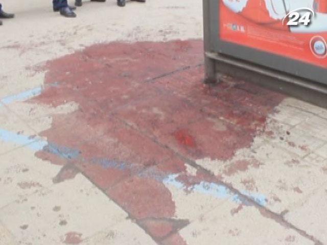 Невідомі залили зупинку громадського транспорту кров’ю