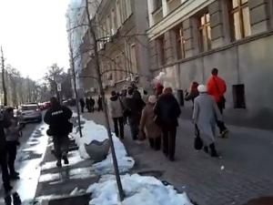 Міліція відпустила свободівців, які "обстріляли" регіоналку Міліція відпустила свободівців, які "обстріляли" регіоналку