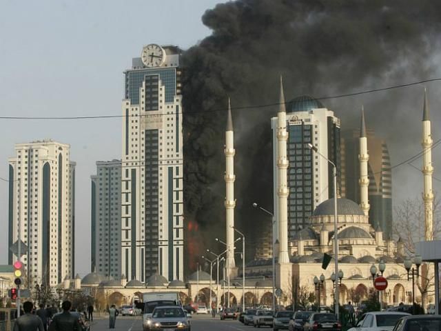 З пожежею у комплексі "Грозний-Сіті" боролися 8 годин (Фото) З пожежею у комплексі "Грозний-Сіті" боролися 8 годин (Фото)