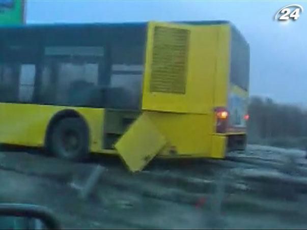 У Києві в автобуса з пасажирами відмовили гальма: є постраждалі