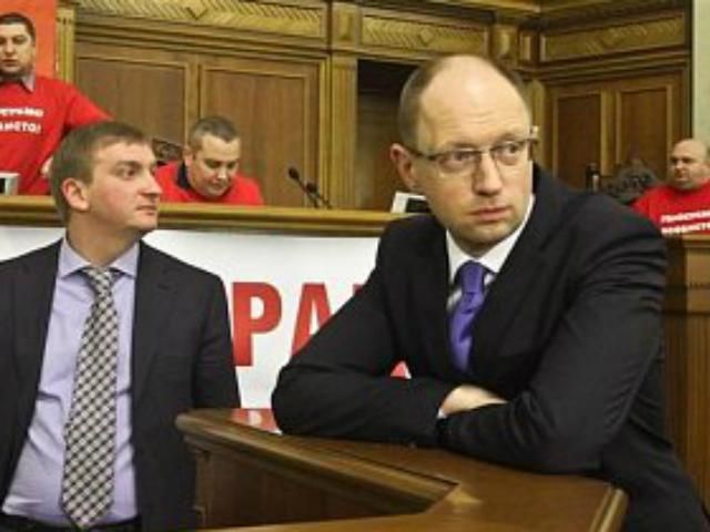 Яценюк: Рішення нардепів поза стінами парламенту буде незаконним