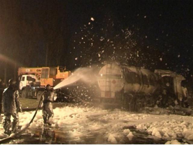 В Днепропетровске перевернулся бензовоз (Фото) В Днепропетровске перевернулся бензовоз (Фото)