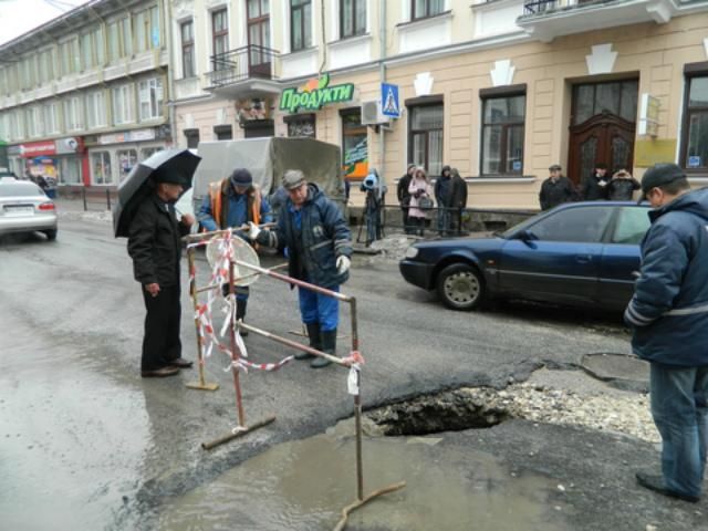У центрі Тернополя провалився асфальт (Фото. Відео)