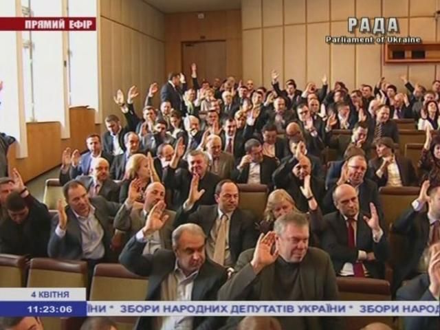 Политолог: Заседание депутатов вне парламента может заставить оппозицию разблокировать трибуну