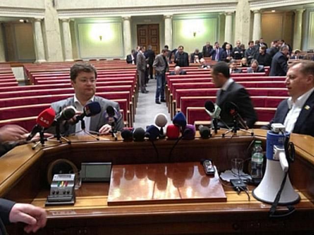 Політолог: Опозиція не може проводити альтернативні засідання без більшості Політолог: Опозиція не може проводити альтернативні засідання без більшості