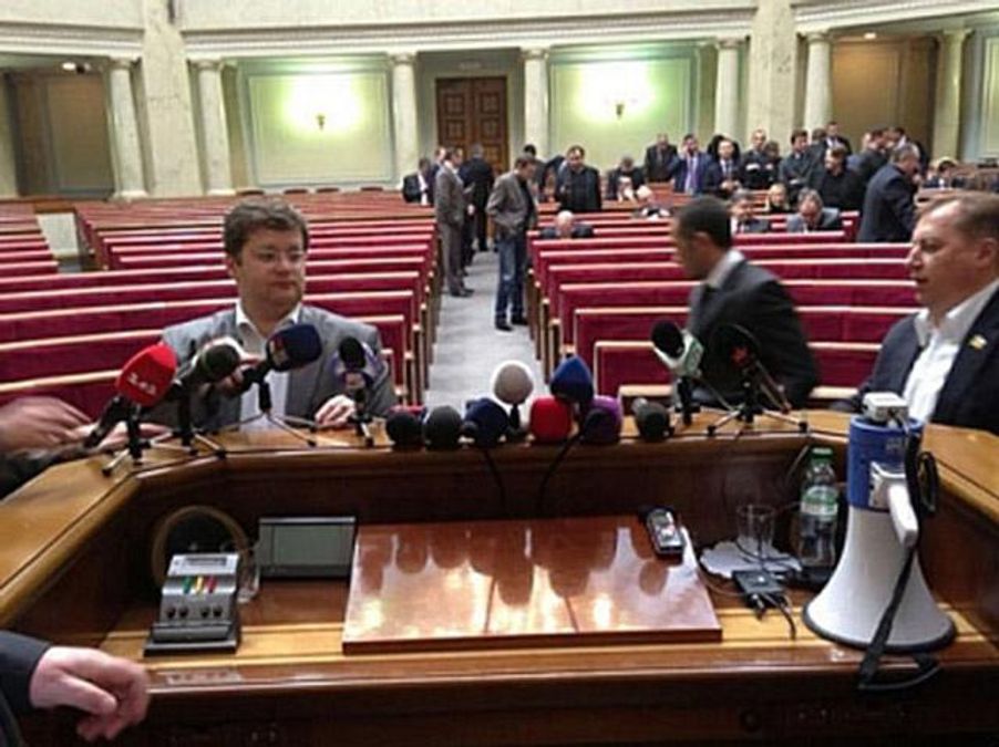 Политолог: Оппозиция не может проводить альтернативные заседания без большинства