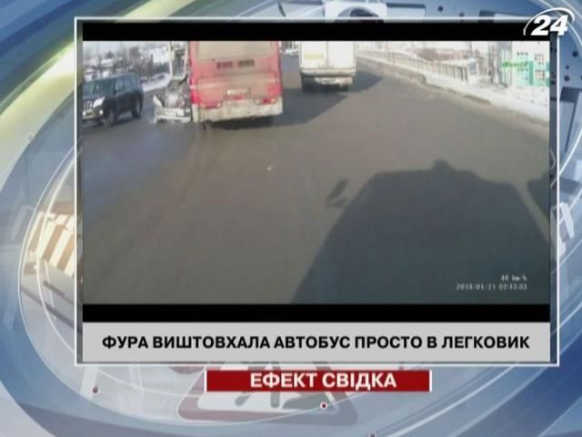 Фура вытолкала автобус прямо в легковушку