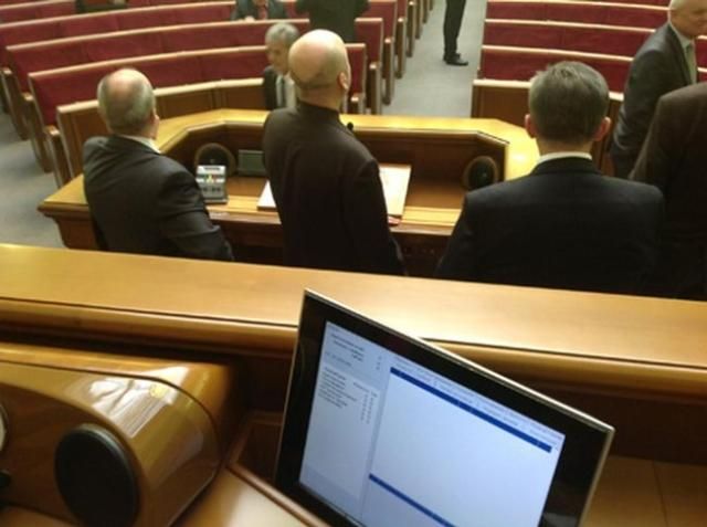 Оппозиция обнародовала новые требования и покинула зал заседаний Оппозиция обнародовала новые требования и покинула зал заседаний