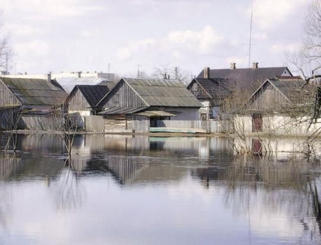 Рятувальники звітують про підтоплення на Київщині і в столиці Рятувальники звітують про підтоплення на Київщині і в столиці