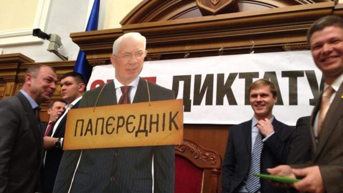 Оппозиция блокирует Раду с требованием киевских выборов и отставки Азарова Оппозиция блокирует Раду с требованием киевских выборов и отставки Азарова