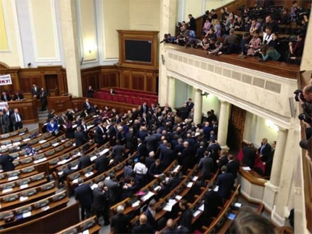 Регіонали вирішили піти з Ради (Фото) Регіонали вирішили піти з Ради (Фото)