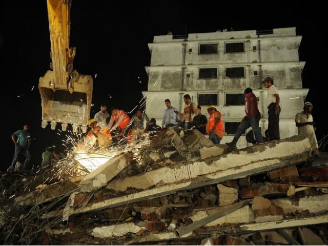 В Индии рухнул дом: растет число жертв трагедии (Фото) В Индии рухнул дом: растет число жертв трагедии (Фото)