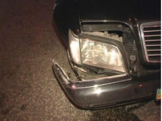 В Киеве на выезде из туннеля разбился "Мерседес" (Фото) В Киеве на выезде из туннеля разбился "Мерседес" (Фото)