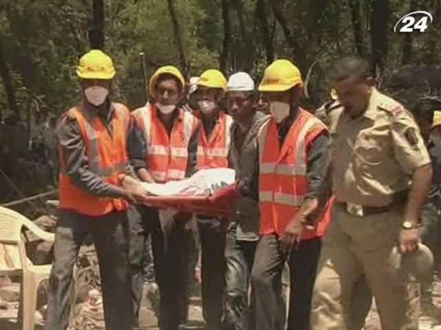 В результате обрушения дома в Индии погибли полсотни человек В результате обрушения дома в Индии погибли полсотни человек