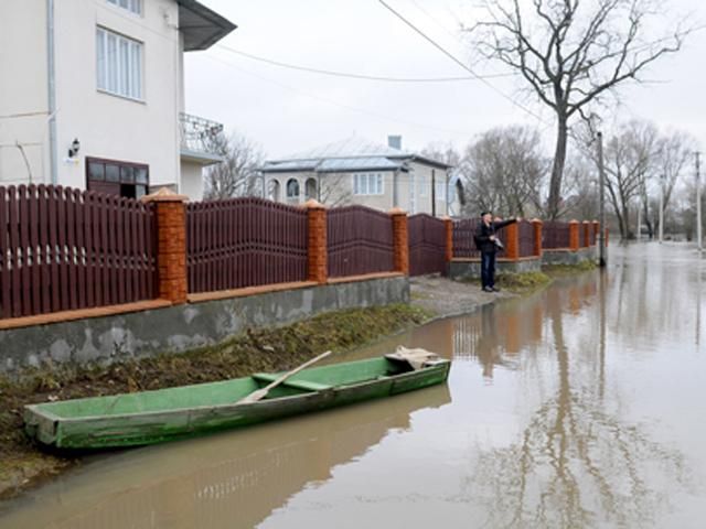 На Западной Украине передвигаются по улице на лодках (Фото)