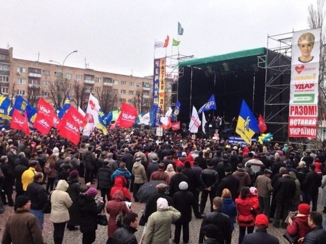 У Черкасах опозиція вийшла на мітинг проти губернатора У Черкасах опозиція вийшла на мітинг проти губернатора