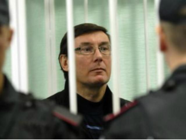Янукович помиловал Луценко и Филипчука