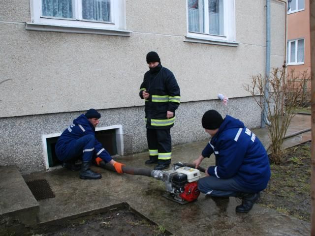 В Івано-Франківській області борються з підтопленням (Відео) В Івано-Франківській області борються з підтопленням (Відео)