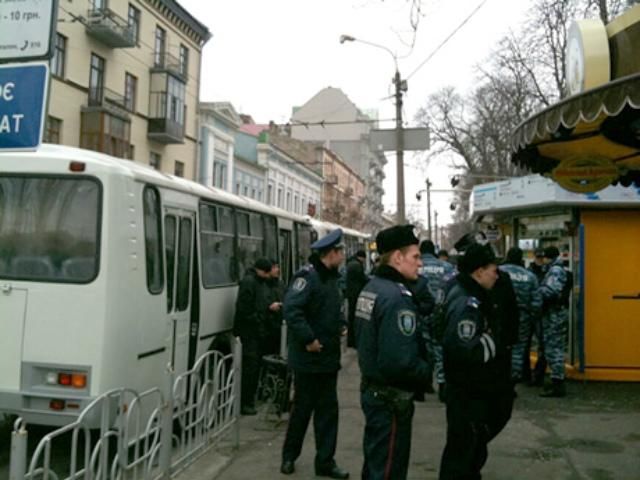 У Києві на акцію опозиції уже стягують автобуси з "Беркутом" (Фото)