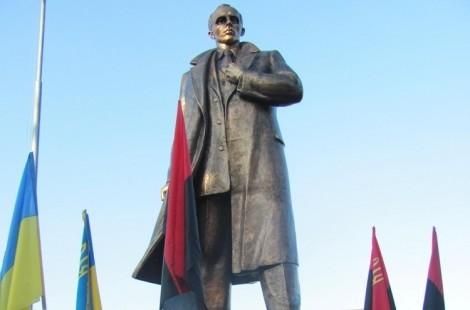 На Львівщині невідомі зруйнували пам'ятник Бандері