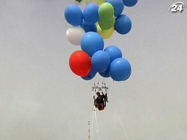 Житель Кейптауна здійснив політ над океаном на повітряних кулях