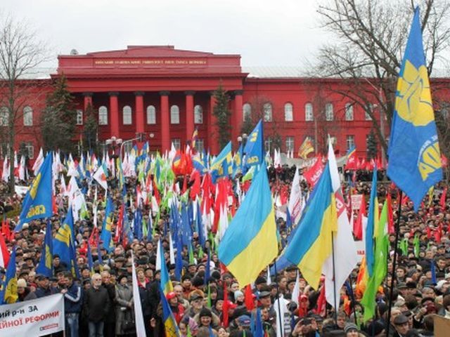 Оппозиция приняла на "Вставай, Украина!" резолюцию и завершила митинг Оппозиция приняла на "Вставай, Украина!" резолюцию и завершила митинг