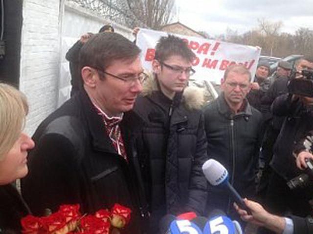 Перші слова Луценка на волі (Відео) Перші слова Луценка на волі (Відео)