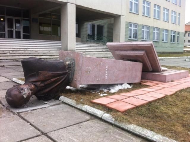 Появились фото разрушенного памятника Бандере на Львовщине (Фото)