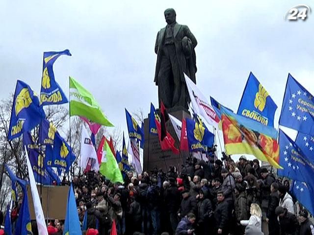 Итог дня: Оппозиция собрала многотысячный митинг в Киеве