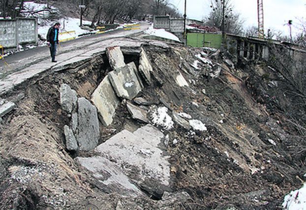 У Києві зафіксували близько двох десятків випадків зсувів ґрунту У Києві зафіксували близько двох десятків випадків зсувів ґрунту